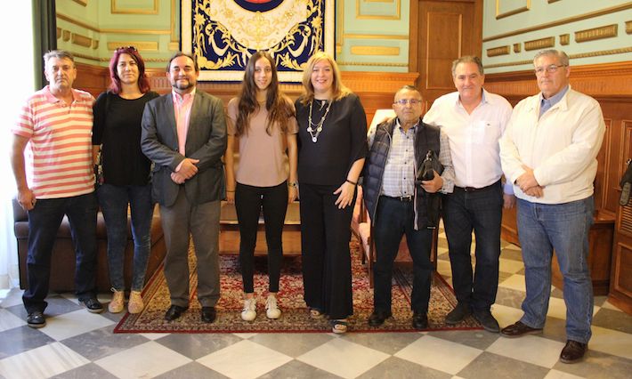 La joven nadadora Tamara Fras recibe el reconocimiento del Ayuntamiento de Motril