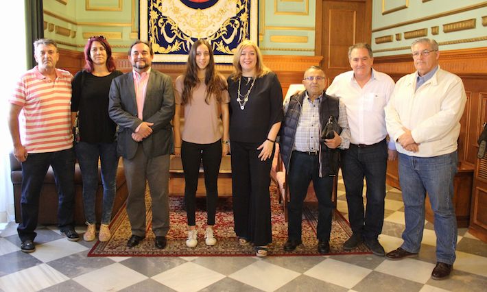 La joven nadadora Tamara Frías recibe el reconocimiento del Ayuntamiento de Motril