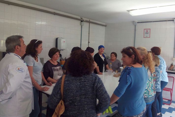 Mujeres de los diferentes Talleres Sociales de Adultos de Motril participan en un taller de repostería árabe