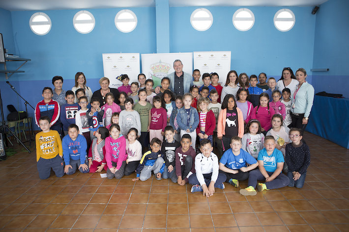 Alumnos de los barrios portuarios de Motril se suman a la feria del libro con una lectura en el Club N�utico