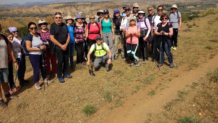 Una treintena de senderistas de Almuñécar recorrieron las tierras cárcavas accitanas