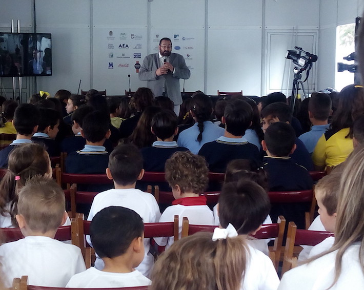 M�s de 300 escolares dan voz a Gloria Fuertes y Miguel Hern�ndez en el marat�n de lectura de la Feria del Libro

