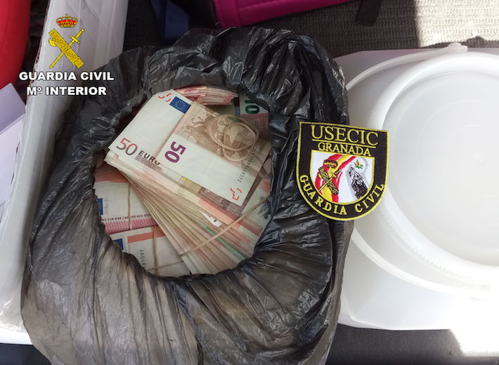 La Guardia Civil descubre en un control de carretera 600.000 euros ocultos en un maletero