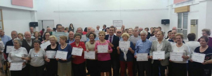 Las personas usuarias de los centros de participación activa donan 5.000 euros a la Asociación de Padres y Madres de Niños Oncológicos