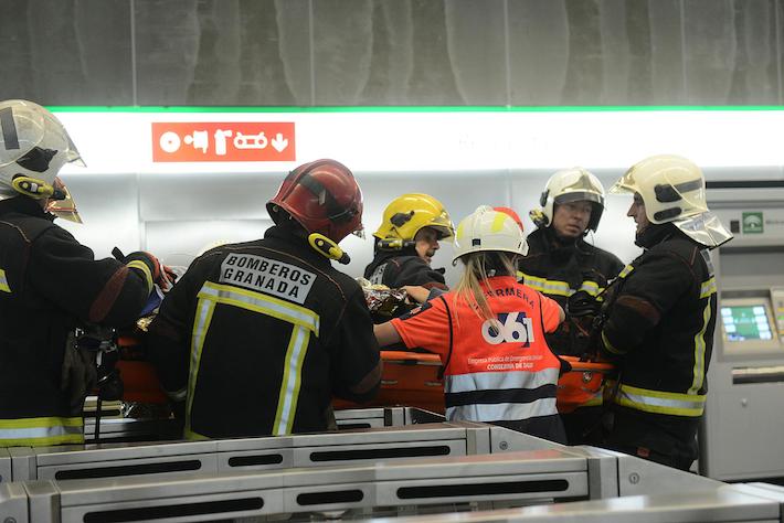 Ms de cien personas participan en el simulacro de incendio del metro de Granada