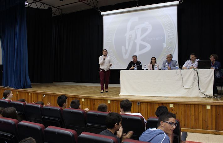 Jóvenes del IES Francisco Javier de Burgos participan en una charla de concienciación, sensibilización y pro-adopción de animales de compañía