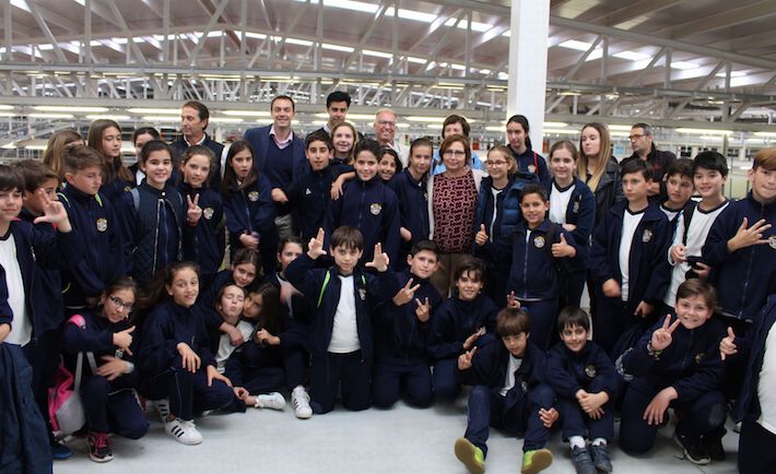 Nios y nias del Colegio Santo Rosario visitan las instalaciones de la cooperativa Granada-La Palma gracias al programa Del Campo a la Mesa