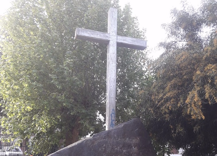 El Ayuntamiento de rgiva aprueba iniciar los trmites para la retirada de la Cruz de los Cados de la Plaza Alpujarra 