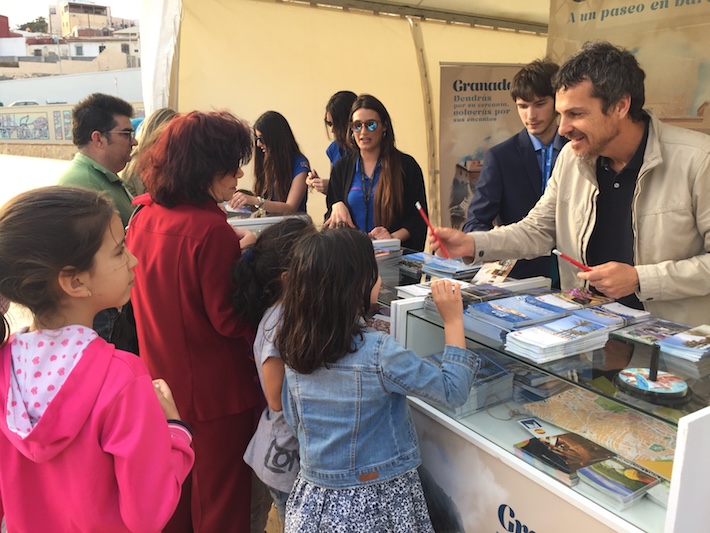 Miles de personas visitan la feria de turismo de Granada en Melilla
