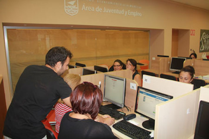 El Centro Municipal de la Mujer y Andaluc�a Compromiso Digital comienzan este martes los cursos de inform�tica