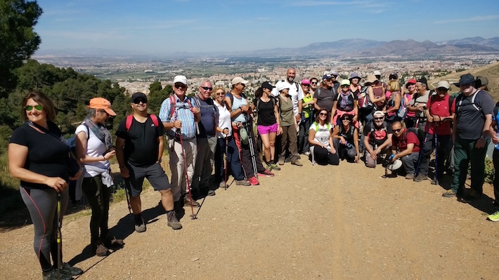 Senderistas de Almu��car recorrieron Dehesa del Generalife  