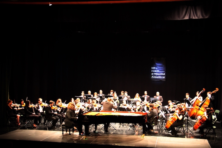 La OSCA y el pianista Ambrosio Valero ofrecieron en Almuñécar un gran concierto homenaje sinfónico de Beethoven