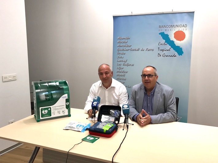 El patio central del Ayuntamiento de Motril contar, desde hoy, con un desfibrilador.