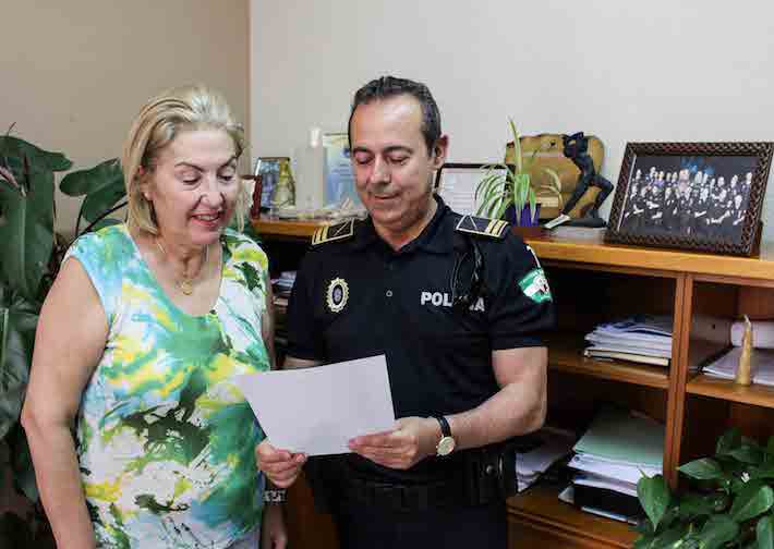 La Polica Local agradece el gesto de un joven de Motril que devolvi una mochila extraviada con 2.000 euros y objetos como un reloj y una tablet