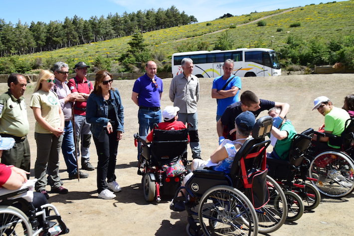 Medio Ambiente celebra con miembros de ASPACE el Día Europeo de los Parques con una ruta por un sendero accesible 