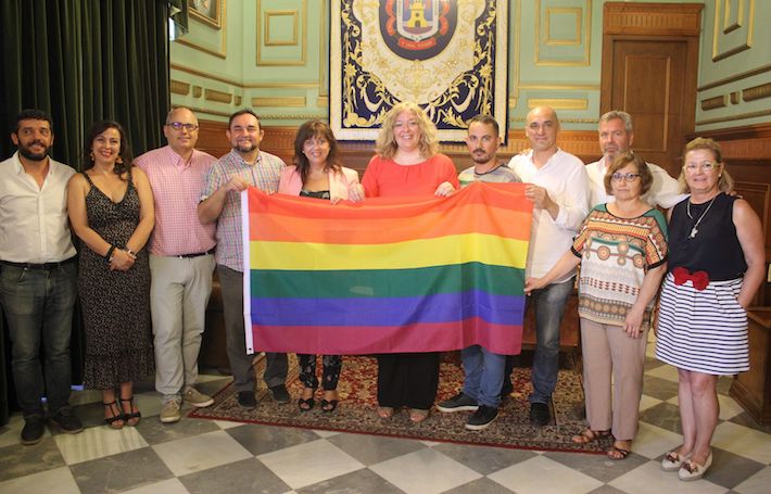  Motril muestra su apoyo al colectivo de Lesbianas, Gays, Transexuales, Bisexuales e Intersexuales (LGTBI) con la lectura de un manifiesto