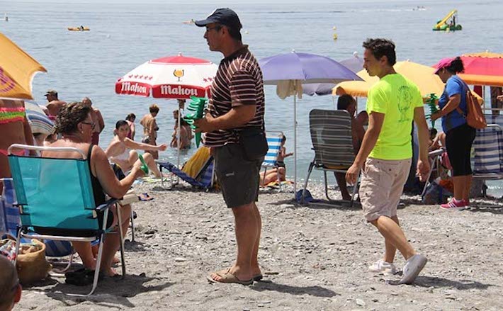 Almucar reparte 3000 ceniceros porttiles en las playas sexitanas
