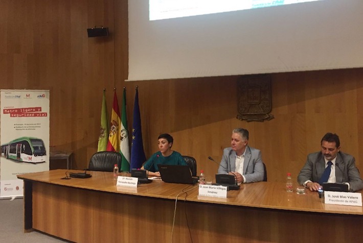 La campaña de seguridad vial de metro de Granada se extiende a responsables de autoescuelas y de la ONCE
