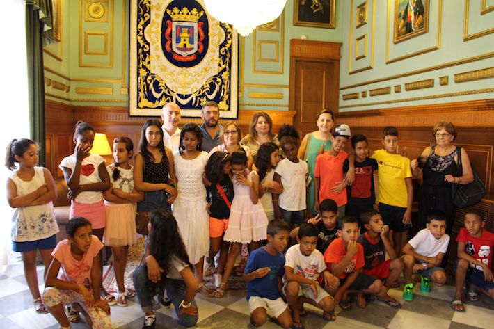 Una veintena de nios y nias saharauis visitan el Ayuntamiento de Motril dentro del programa Vacaciones en Paz