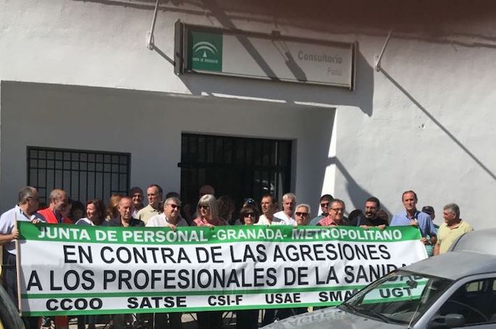CONCENTRACION  EN EL CENTRO DE SALUD DE PADUL TRAS LA AGRESIÓN SUFRIDA POR UN CELADOR CONDUCTOR