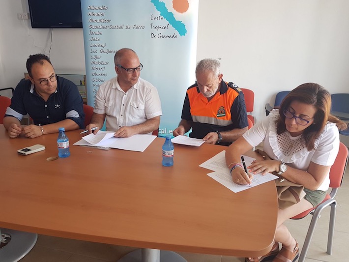 Mancomunidad ayuda a diversas asociaciones de Almu��car con la firma de convenios de patrocinio que les ayuden en su labor.