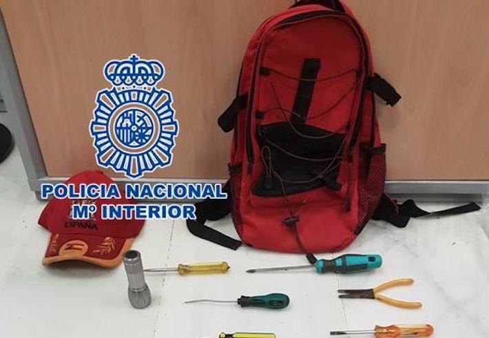 La Policía Nacional detiene a dos individuos y esclarece hasta 15 delitos de robos en interior de vehículos