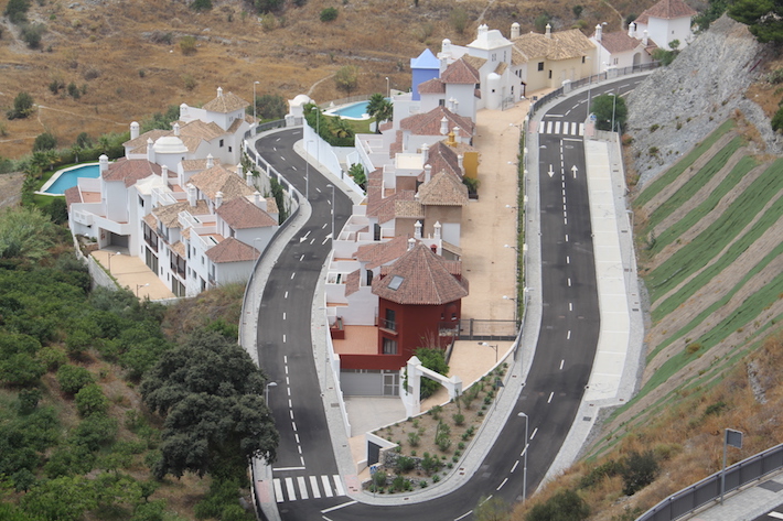 Almuñécar concede licencia de ocupación a las primeras 35 viviendas del complejo residencial “La Reserva de La Herradura”.