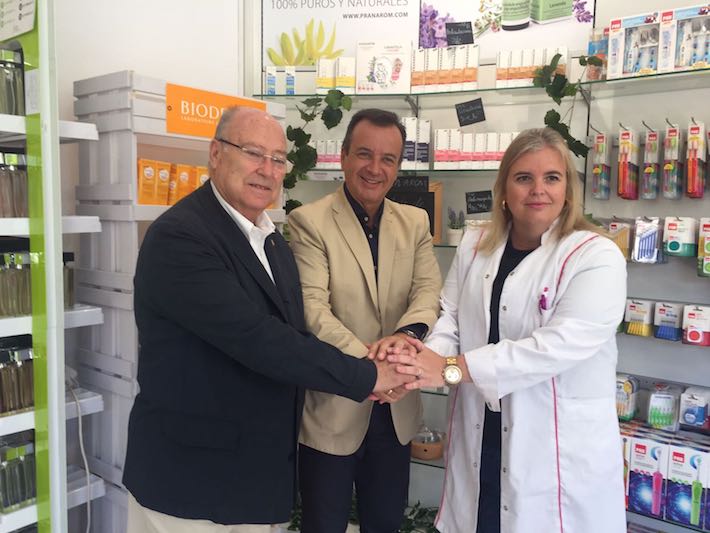 El Colegio Oficial de Farmacéuticos se adhiere a la Red Andaluza de Servicios Sanitarios y Espacios Libres de Humo
