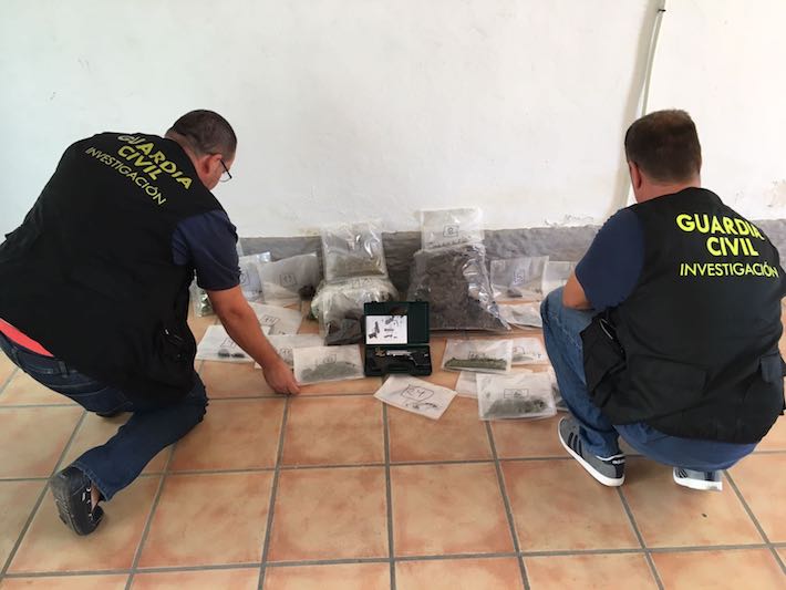 La Guardia Civil ha desmantelado un punto de cultivo, procesado y venta de droga en la localidad de La Malahá
