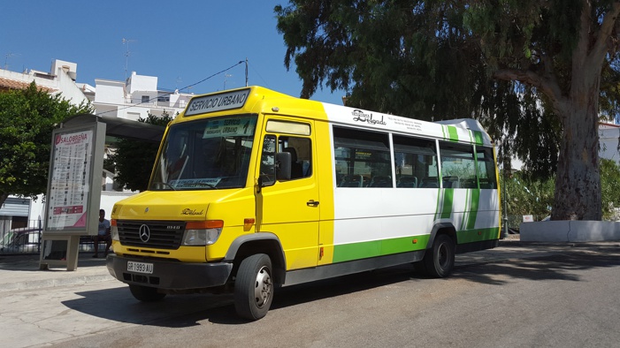 Comienza a funcionar en Salobrea el servicio de autobs urbano durante los fines de semana