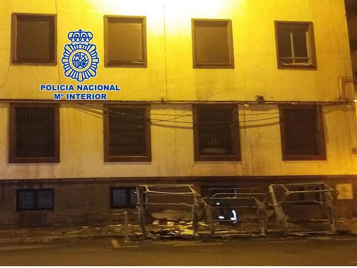 La Polic�a Nacional detiene a un individuo que acababa de incendiar tres contenedores