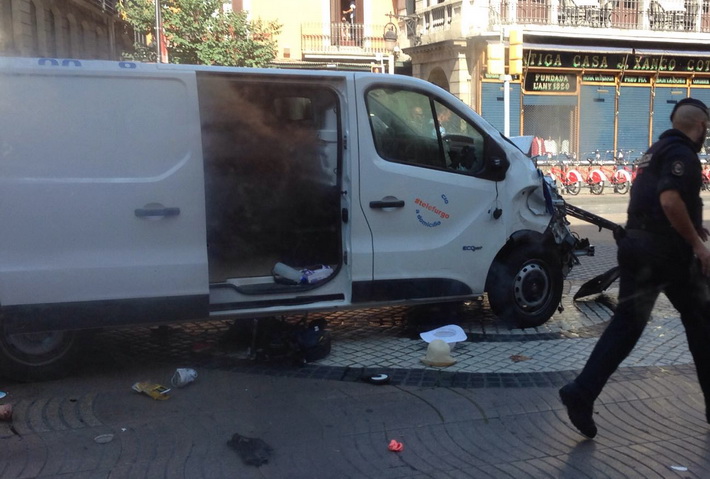 El terrorismo yihadista azota Espaa con atentados en Barcelona y Cambrils. Se confirman 13 vctimas mortales, un centenar de heridos y 5 terroristas abatidos.
