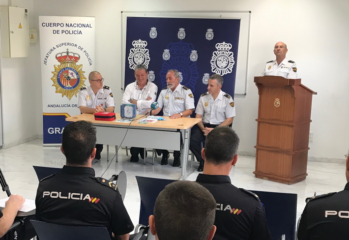 El Puerto de Motril dona a la Polica Nacional un desfibrilador porttil