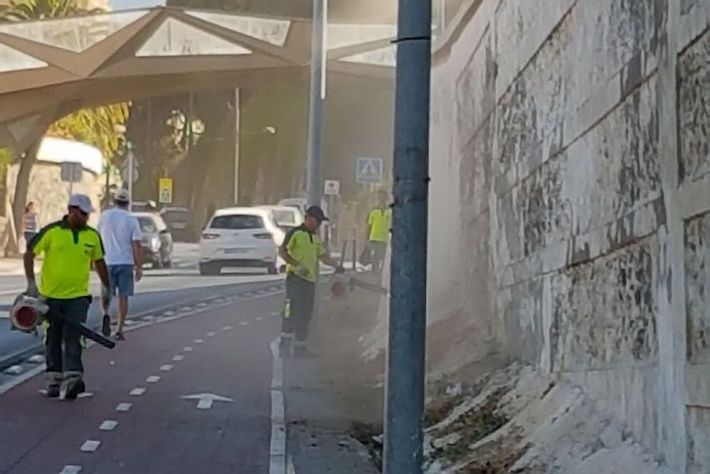 El Ayuntamiento lleva a cabo una campa�a para la limpieza y control de las malas hierbas en Motril y los anejos