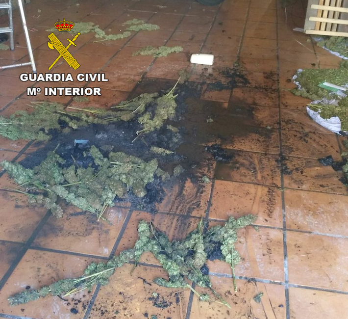 La Guardia Civil tiene que rescatar de un incendio a un narcotraficante y a su novia en Atarfe