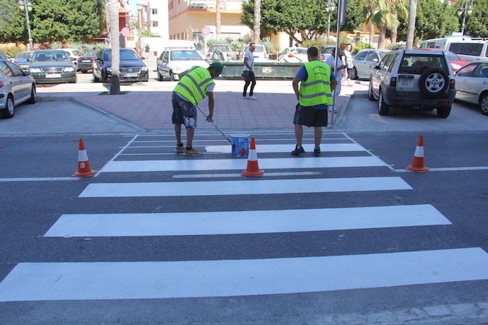 Almu��car mejora la se�alizaci�n vial cercana a centros educativos ante el comienzo del curso