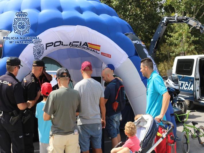 Agentes de la Polica Nacional dan seguridad en la Vuelta Ciclista a Espaa 
