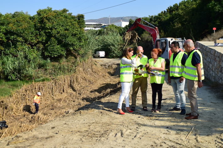 Los trabajos de limpieza  y acondicionamiento de las ramblas y cauces de Salobrea estarn finalizados para el otoo