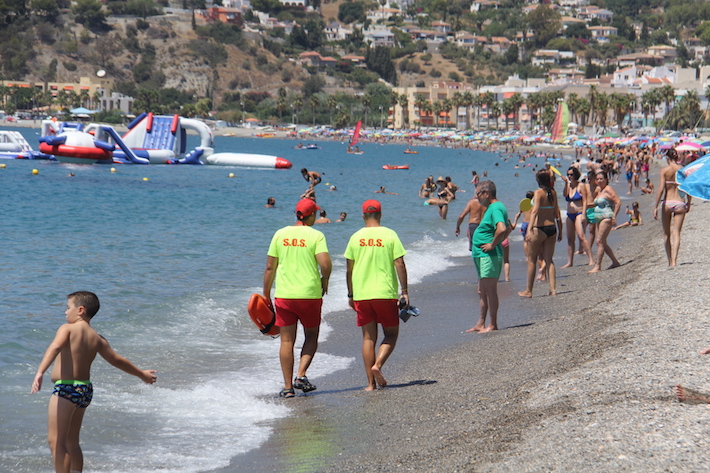 Los Puestos de Socorro de las playas de Almucar atendieron casi 2.000 servicios durante este verano.
