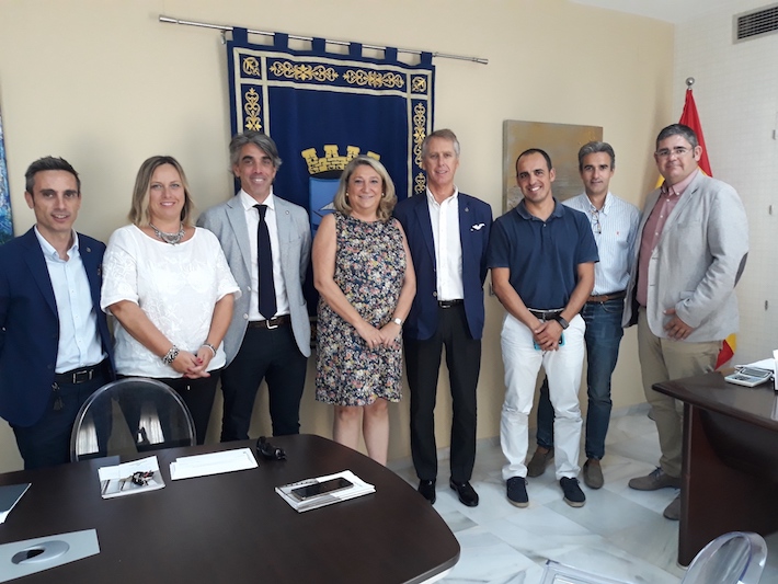 La alcaldesa de Almucar  se reuni en el Ayuntamiento sexitano con la Junta de Gobierno del Colegio Oficial de Aparejadores y Arquitectos de Granada.