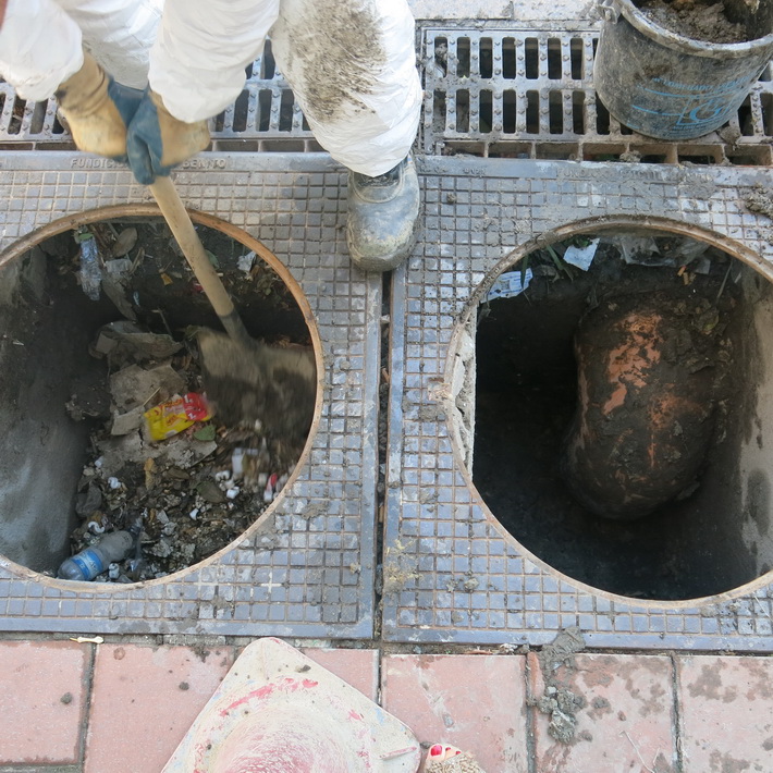 Los 11.022 imbornales de la Costa Tropical se han limpiado varias veces a lo largo de este ao y se han extrado 162.000 litros de residuos.