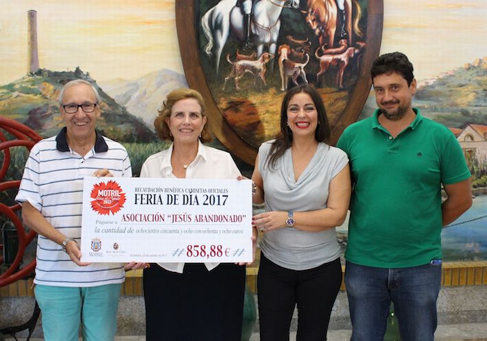 El Ayuntamiento de Motril y Bodegas Ron Montero hacen entrega de la recaudacin solidaria de las camisetas de la Feria de Da a Jess Abandonado