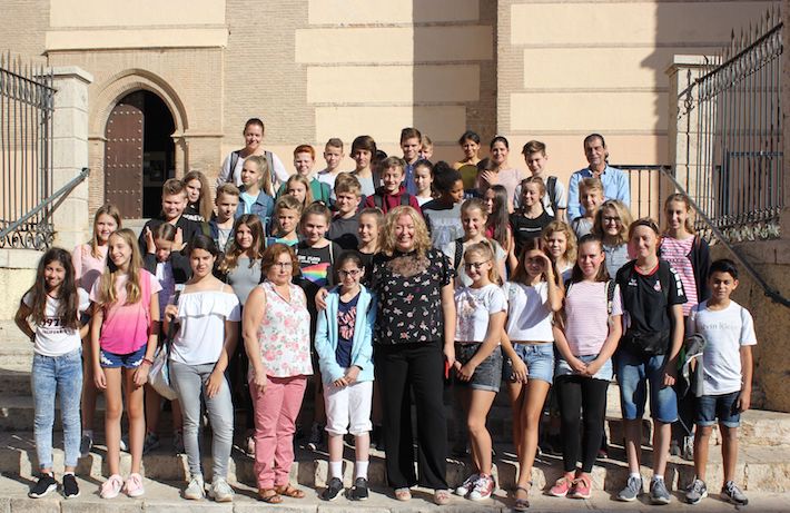 La alcaldesa recibe a un grupo de 40 alumnos alemanes de intercambio con estudiantes del IES Giner de los Ros de Motril