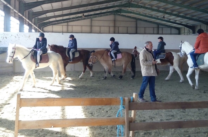 El consistorio colabora con el programa de Equinoterapia en el que participa el alumnado con necesidades especiales de los ceips Miguel de Cervantes, Nazares y San Miguel 
