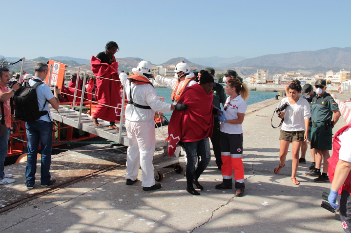 Rescatada una embarcacin con 30 personas a bordo y conducida al puerto granadino de Motril
