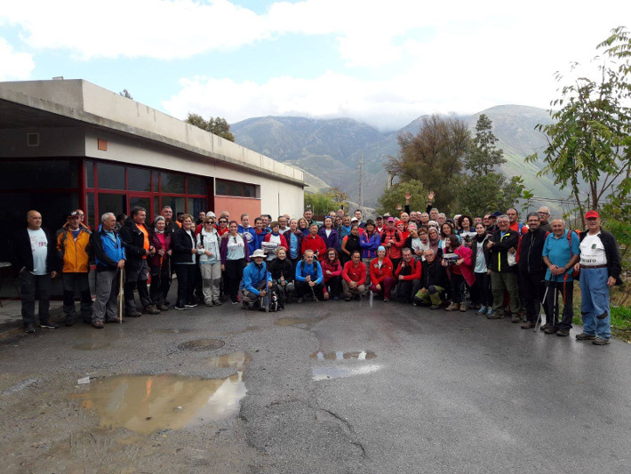 La IX Marcha Popular de la Alpujarra rene a ms de 130 senderistas para recorrer cuatro trminos municipales 
