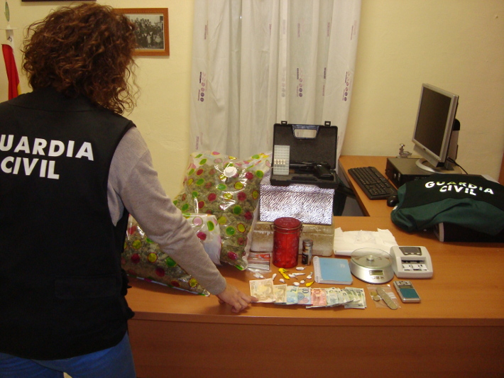 La Guardia Civil desmantela un punto de venta de droga al menudeo en Castell de Ferro