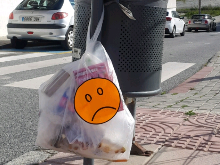 El Ayuntamiento de Salobrea pega 'emojis' en la basura para 
