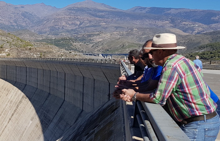 Los agricultores �indignados�, le aclaran a la Delegada de Medio Ambiente que �la recarga del acu�fero se ha solicitado con una dotaci�n extraordinaria de aguas excedentarias, no con agua potable�.