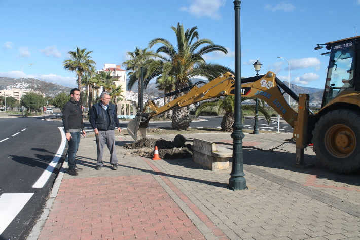 El Ayuntamiento de Salobrea mejorar las zonas verdes del vial de la playa tras el asfaltado